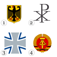 Vier Symbole: 1) einköpfiger Adler auf einem (gelben) Schild. 2) Zwei vereinigte Symbole. 3) stilisiertes Tatzenkreuz. 4) Ährenkranz mit Hammer und Zirkel